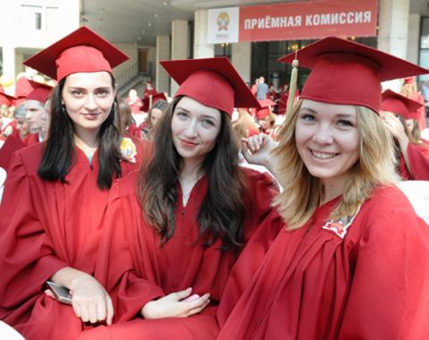 Выпускница филиала Светлана Звягинцева получила свой красный диплом из рук председателя Госдумы РФ в Москве