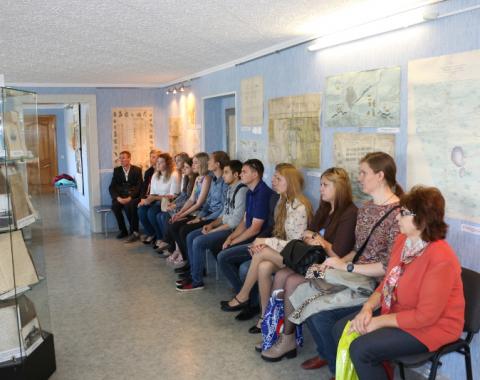 В День знаний студенты Академии посетили Государственный архив Алтайского края
