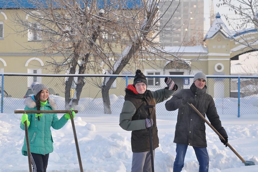 Активисты Академии очистили от снега двор детского сада