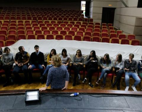 Студенты в закулисье: учащиеся Академии побывали за сценой театра драмы