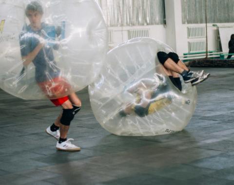 Люди-шары: студенты Академии приняли участие в турнире по бамперболу