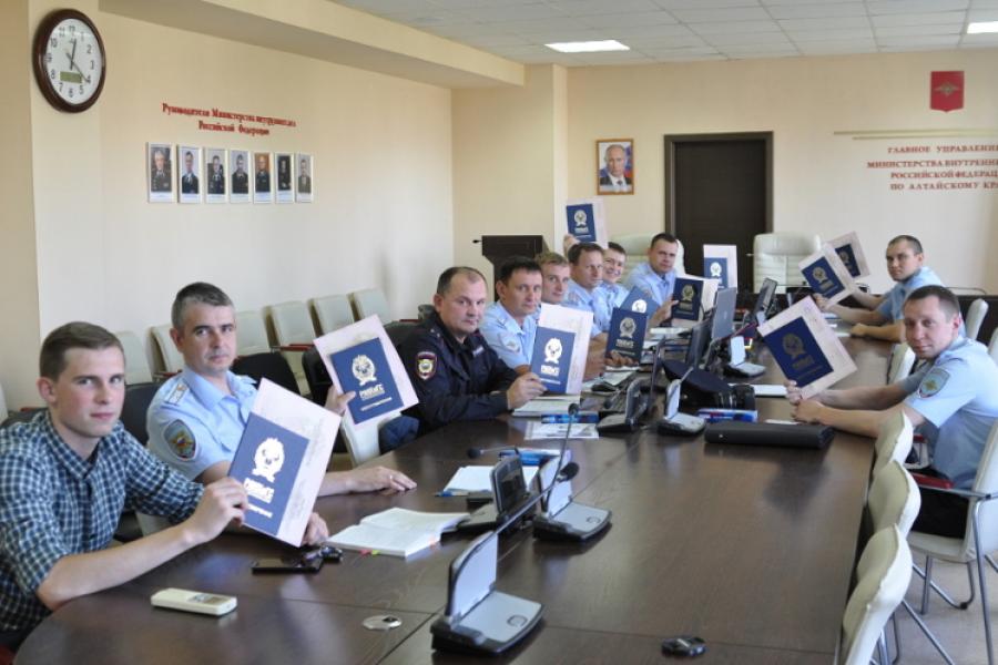 Сотрудники МВД получили удостоверения о повышении квалификации в Алтайском филиале РАНХиГС