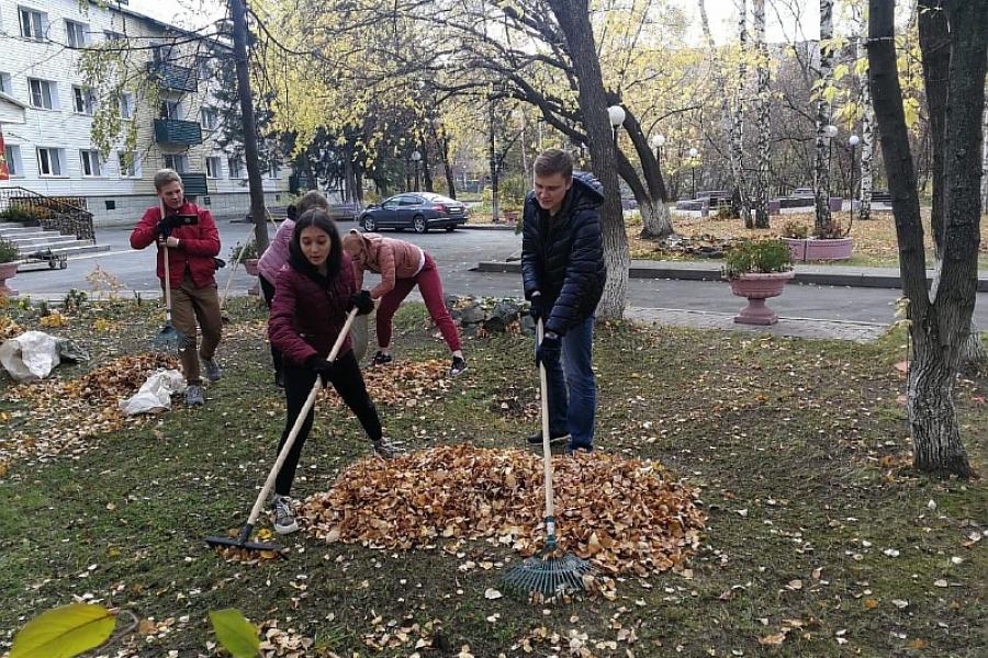 Волонтёры Академии очистили территорию Барнаульского дома-интерната для ветеранов войны и труда