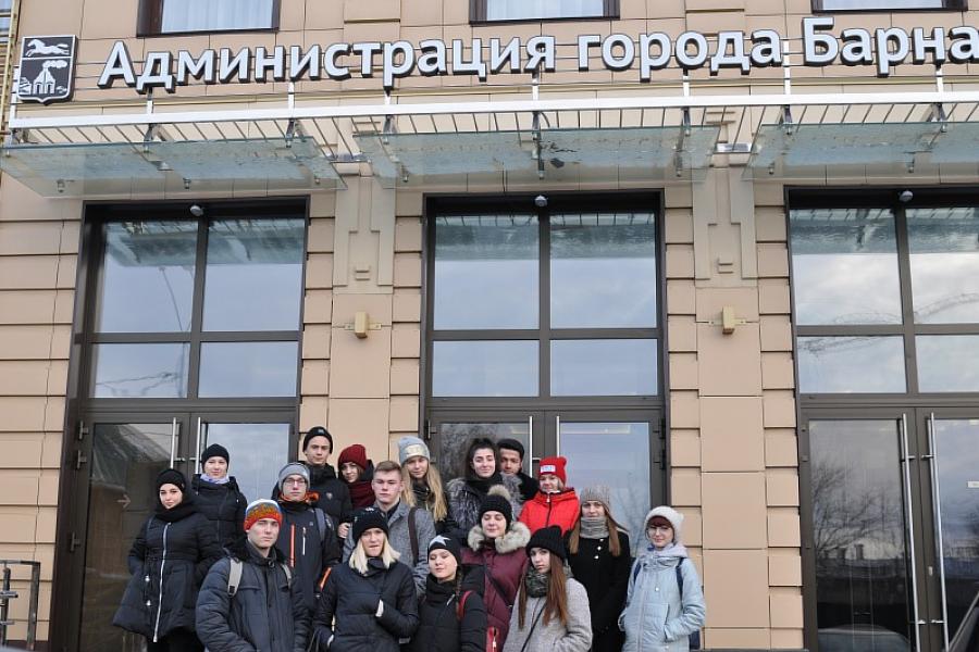 Первокурсники Алтайского филиала РАНХиГС побывали на экскурсии в администрации города
