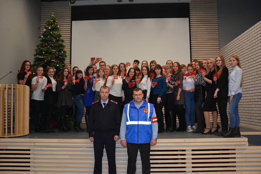 Студентам Алтайского филиала Президентской академии вручили удостоверения народных дружинников