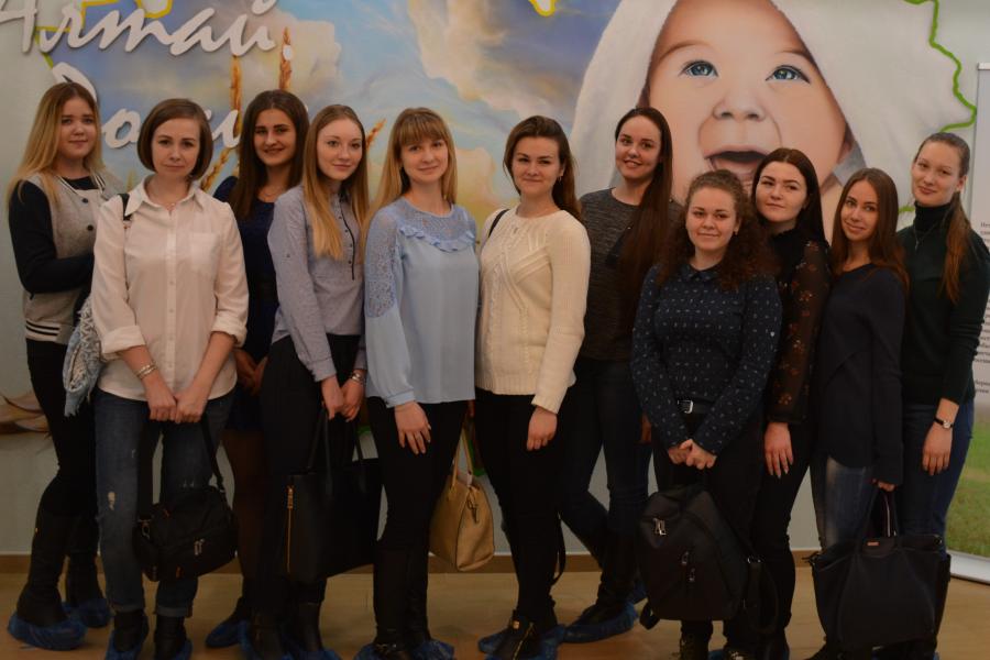 Для студенток Алтайского филиала Президентской академии провели экскурсию по перинатальному центру «Дар»