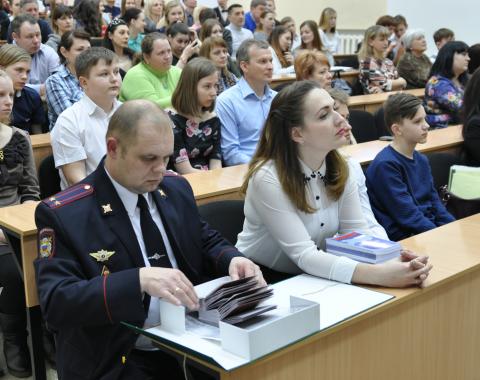 30 барнаульских школьников получили свои первые паспорта в стенах Алтайского филиала РАНХиГС
