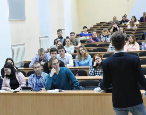 В Алтайском филиале Президентской академии прошли дебаты на тему  «Мигранты: вызов современности»