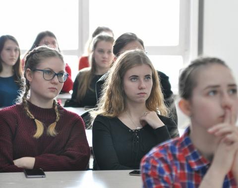 Куда пойти учиться: старшеклассники Алтайского края познакомились с направлениями обучения Алтайского филиала РАНХиГС
