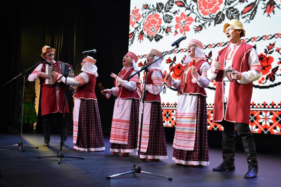 Наша сила – в единстве: президент страны поручил провести фестивали национальных культур