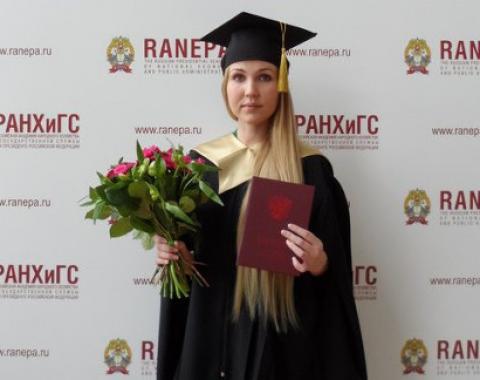 Выпускница Академии Мария Шошина получила свой красный диплом из рук председателя Госдумы РФ