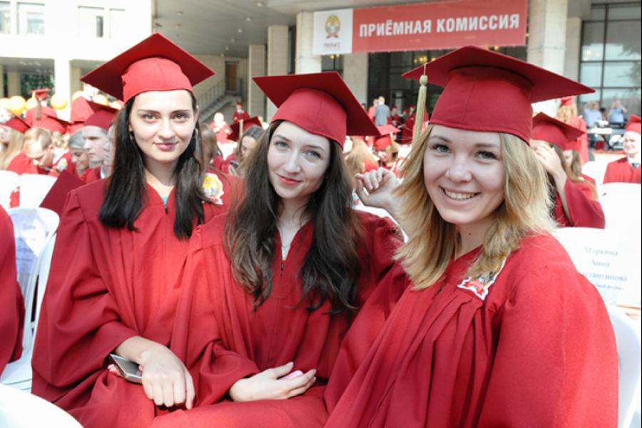 Выпускница филиала Светлана Звягинцева получила свой красный диплом из рук председателя Госдумы РФ в Москве