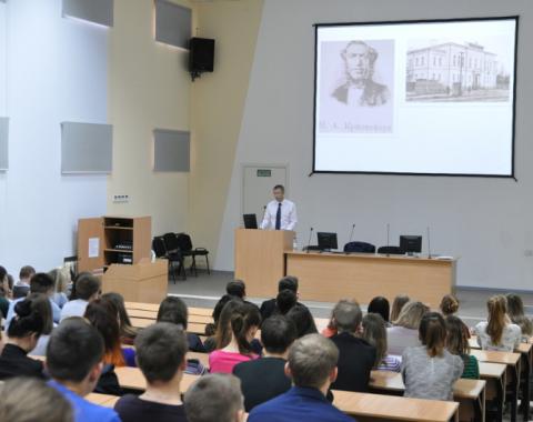 Первые банкиры, ставки по кредитам и экономический кризис: директор Алтайского филиала «Россельхозбанка» прочитал лекцию в Академии