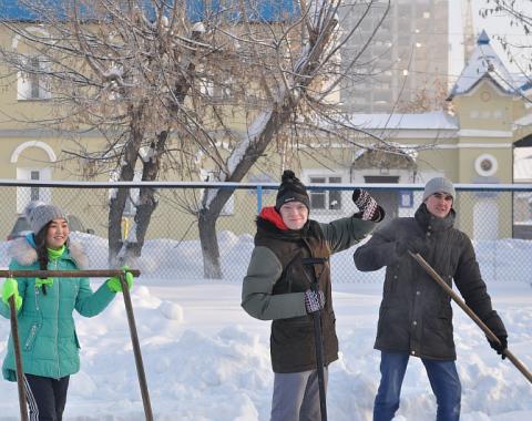 Активисты Академии очистили от снега двор детского сада