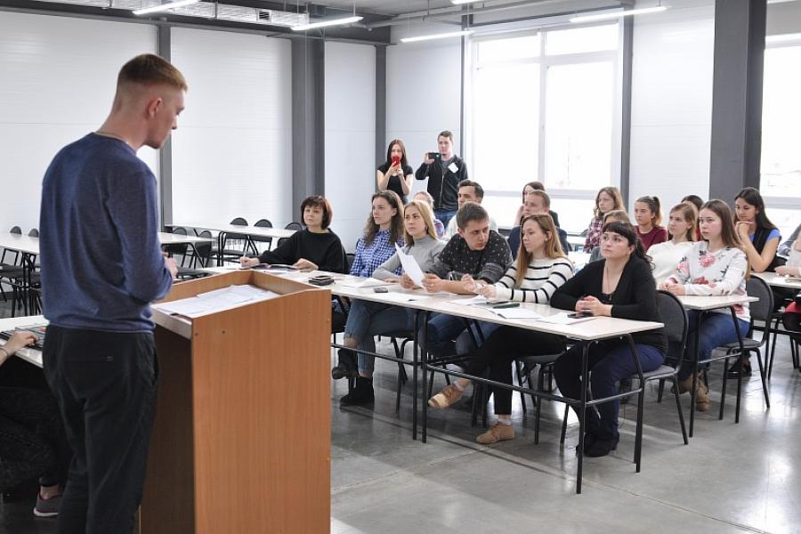 В рамках занятия студенты Академии организовали настоящую пресс-конференцию