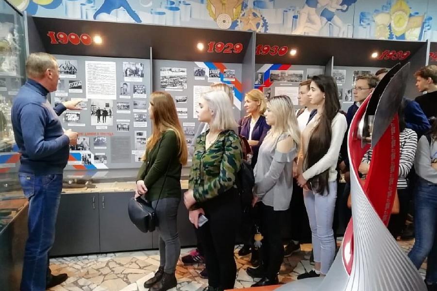 Студенты Алтайского филиала РАНХиГС побывали на экскурсии в Краевом музее спорта