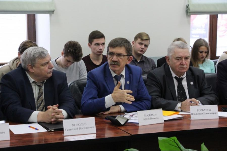 Студенты и преподаватели Академии посетили слушания в Общественной палате Алтайского края