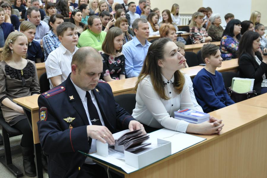 30 барнаульских школьников получили свои первые паспорта в стенах Алтайского филиала РАНХиГС