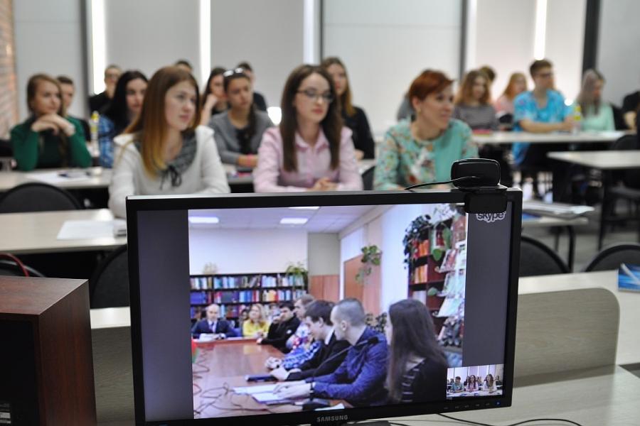 В Алтайском филиале Президентской академии прошёл международный круглый стол по политическим правам граждан в России и Белоруссии
