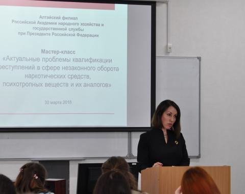 Судья Алтайского краевого суда Елена Викторовна Мишина провела мастер-класс для будущих юристов