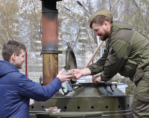 Военные песни и солдатская каша: в Академии организовали концерт ансамбля «Солдаты удачи» и полевую кухню