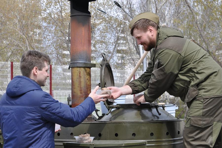 Военные песни и солдатская каша: в Академии организовали концерт ансамбля «Солдаты удачи» и полевую кухню