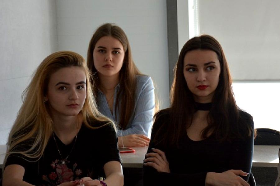 «Каникулы с пользой» в Алтайском филиале РАНХиГС: старшеклассников познакомили с профессией управленца