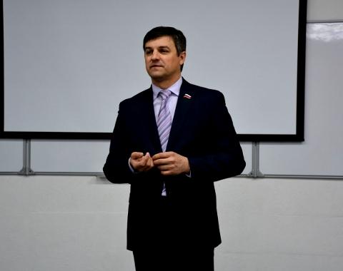 Заместитель председателя Барнаульской городской Думы выступил перед студентами Академии