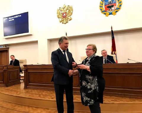 Преподавателю Академии вручили памятный знак Алтайского краевого Законодательного Собрания
