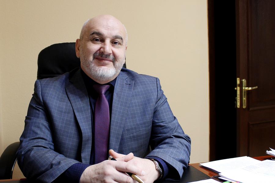 Главный врач КГБУЗ «Краевая клиническая больница скорой медицинской помощи» Андрей Макин поздравил Президентскую академию с юбилеем
