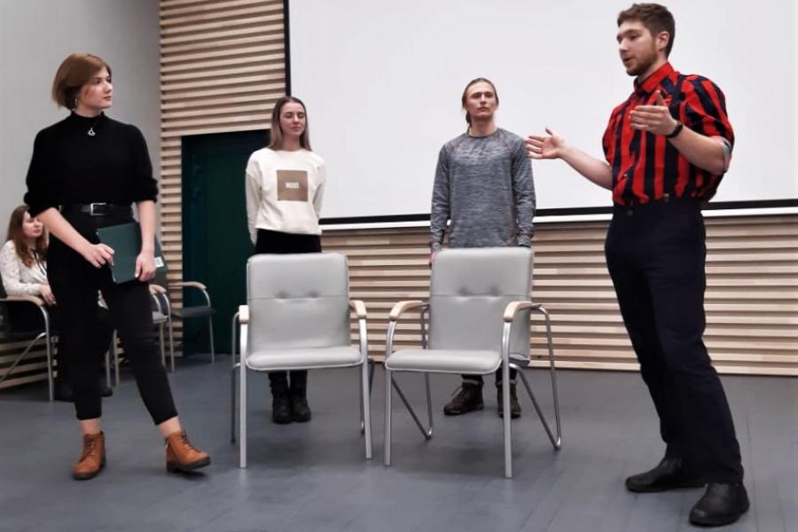 Вопросы взаимоотношений людей с ВИЧ студенты-психологи решали в форме интерактивного спектакля