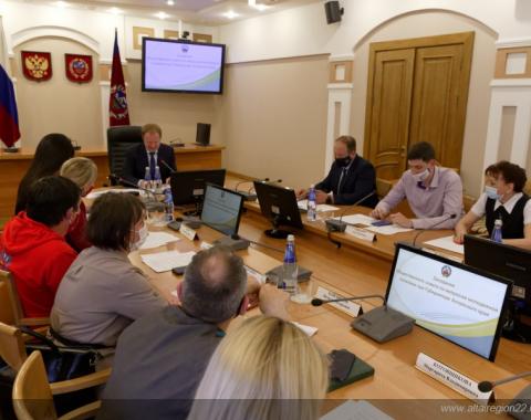 Губернатор Алтайского края Виктор Томенко провел заседание Общественного совета по вопросам молодежной политики