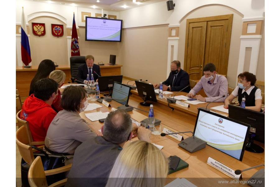 Губернатор Алтайского края Виктор Томенко провел заседание Общественного совета по вопросам молодежной политики