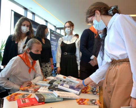 Академия представила десятки научных изданий на Фестивале науки