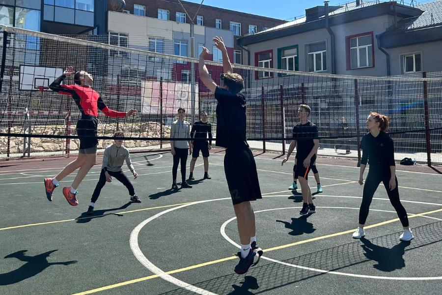 Преподаватели vs студенты: кто стал победителем в товарищеском матче по волейболу?