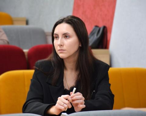 Муниципальные служащие изучают основы противодействия коррупции