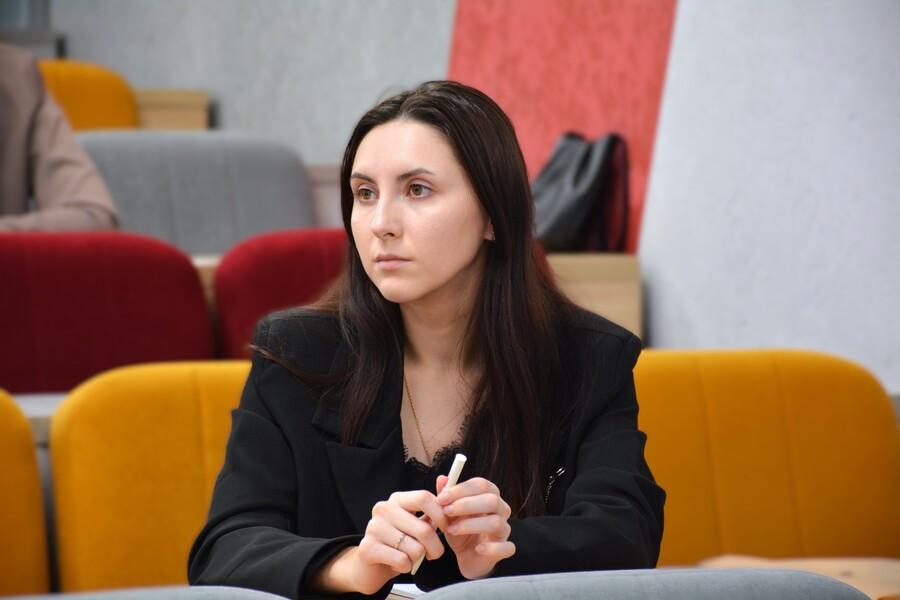 Муниципальные служащие изучают основы противодействия коррупции
