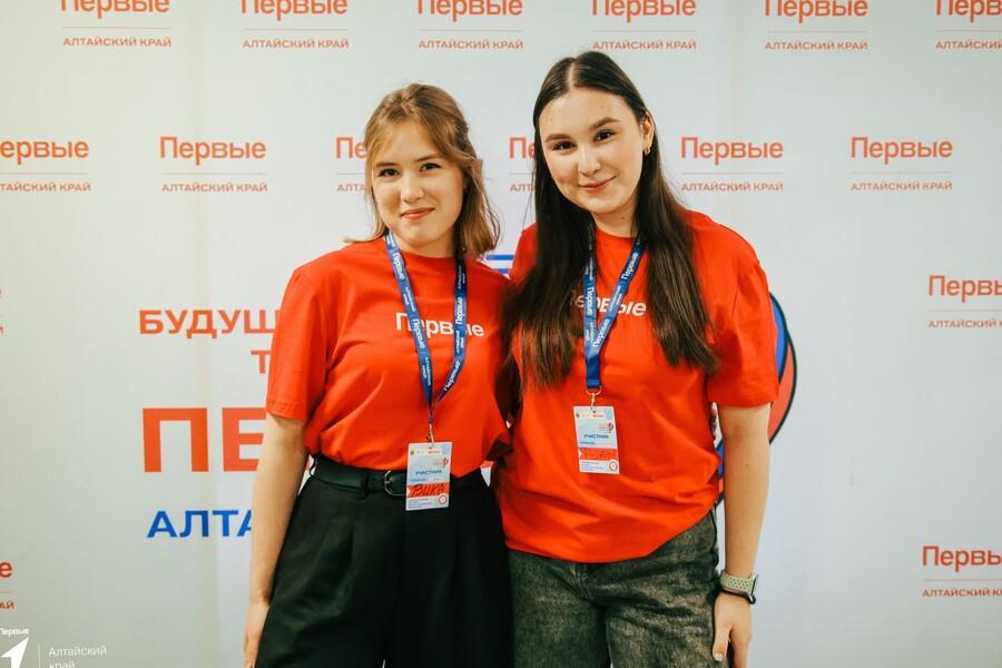 Будущее за нами: студентки Академии на муниципальном форуме в Новоалтайске