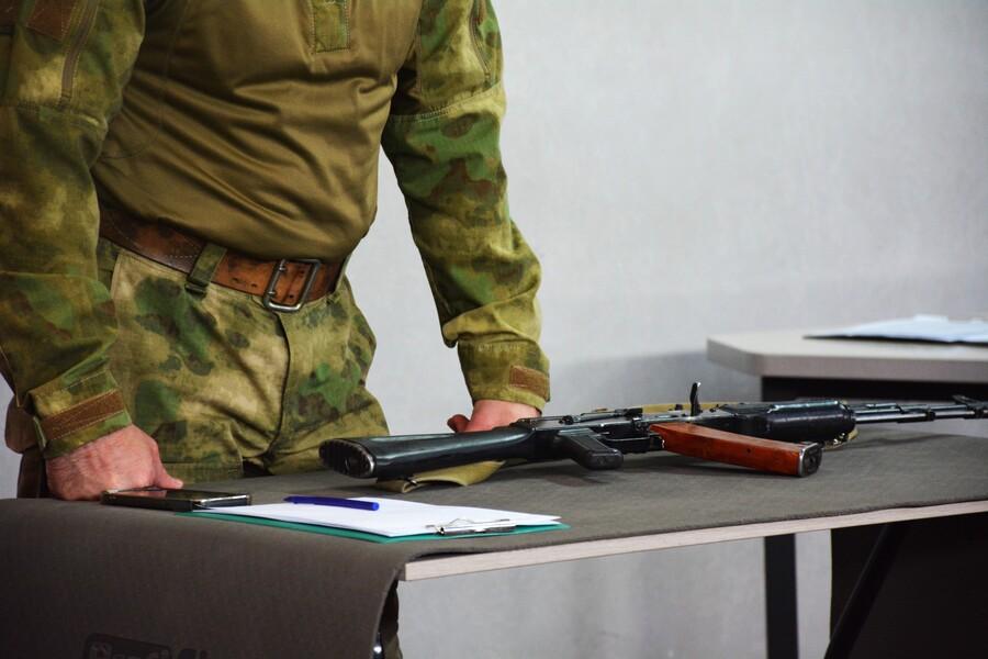 Патриотизм в действии: студенты и сотрудники соревновались в разборке оружия