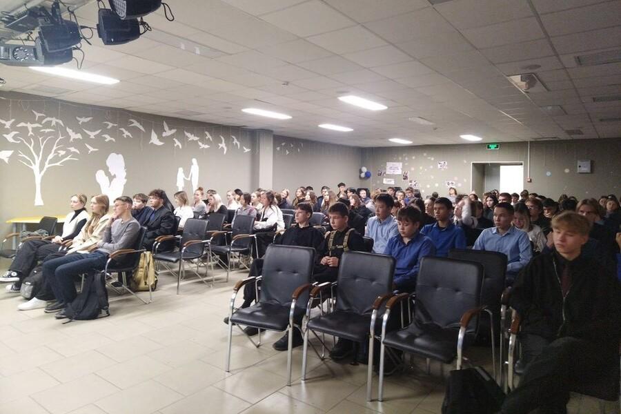 Интерактивные встречи: студенты Академии вдохновляют школьников