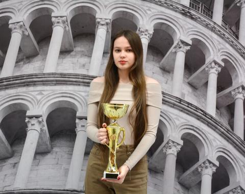 Студентка Академии завоевала золото на дебатах в Москве
