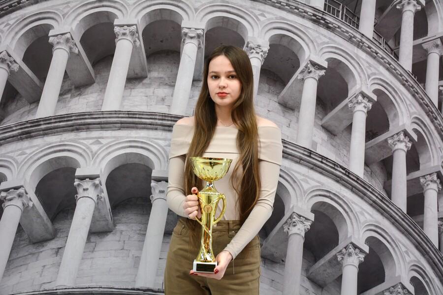 Студентка Академии завоевала золото на дебатах в Москве