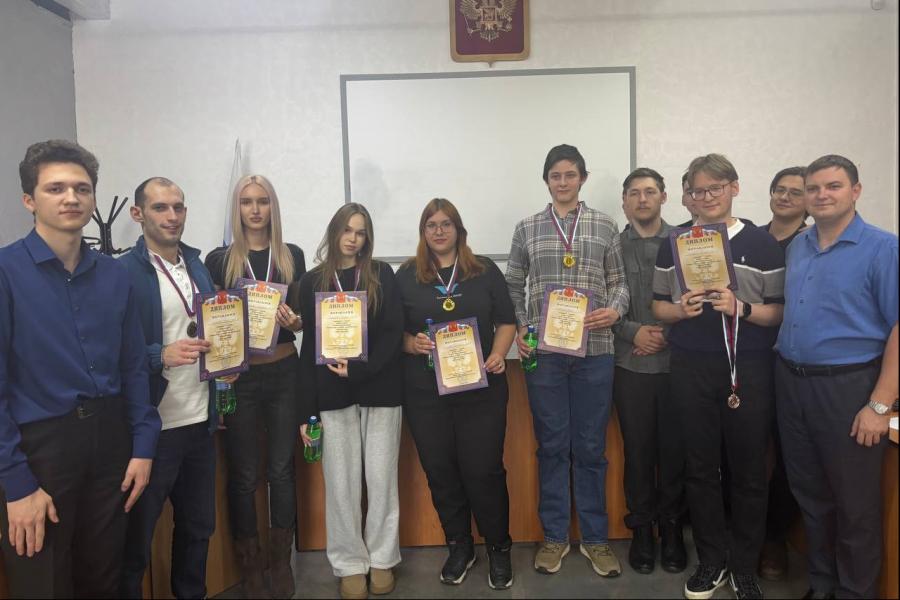 Студенты Академии сразились на Новогоднем турнире по шашкам