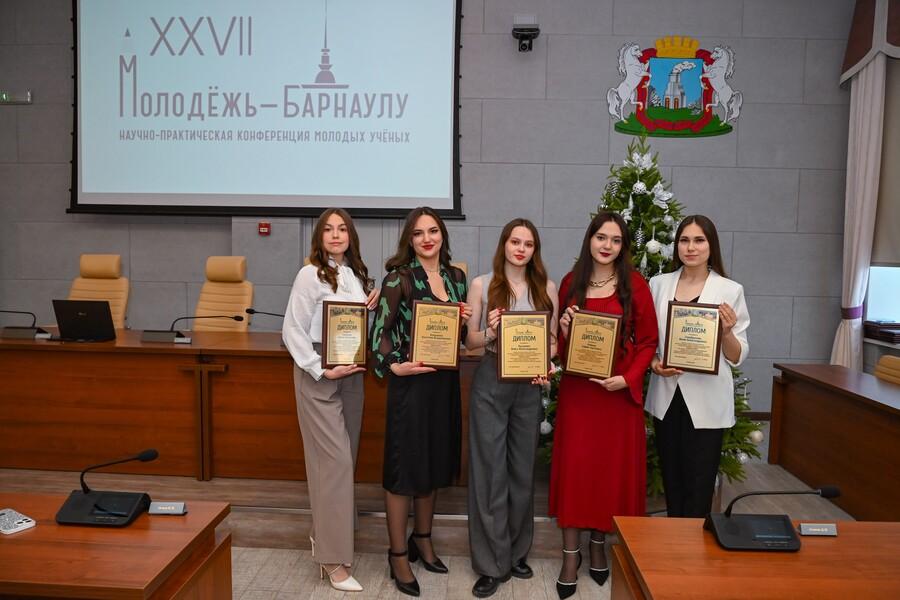 Студенты Алтайского филиала Президентской академии стали победителями и призерами XXVII городской научно-практической конференции «Молодежь – Барнаулу»