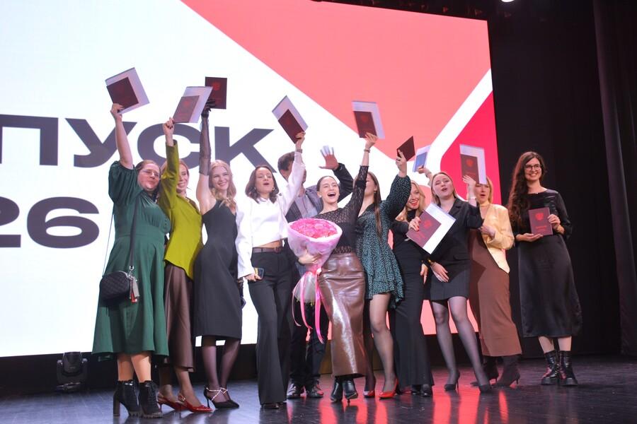 Выпускники Алтайского филиала РАНХиГС получили дипломы магистра