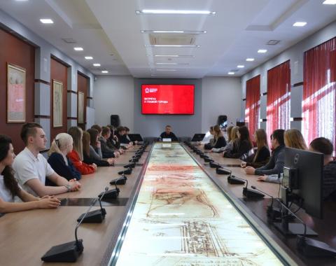 Глава Барнаула Вячеслав Франк встретился со студентами Алтайского филиала РАНХиГС
