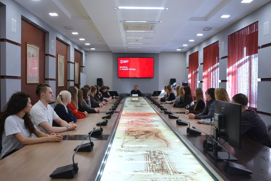 Глава Барнаула Вячеслав Франк встретился со студентами Алтайского филиала РАНХиГС