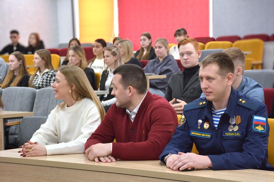 «Несломленные»: встреча студентов с героями СВО в Алтайском филиале РАНХиГС