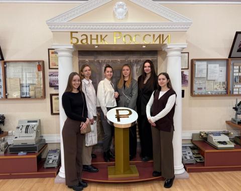 Командам студентов-экономистов вручили сертификаты от Банка России за участие в «ФинИгре»