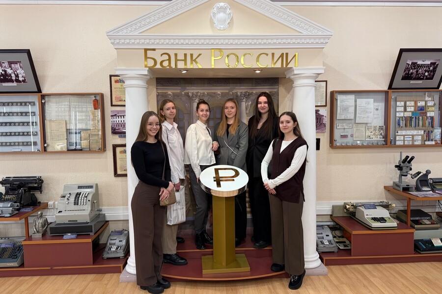 Командам студентов-экономистов вручили сертификаты от Банка России за участие в «ФинИгре»